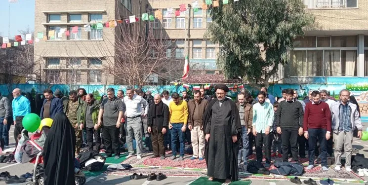 اقامه نماز ظهر در حاشیه جشن 45 سالگی انقلاب