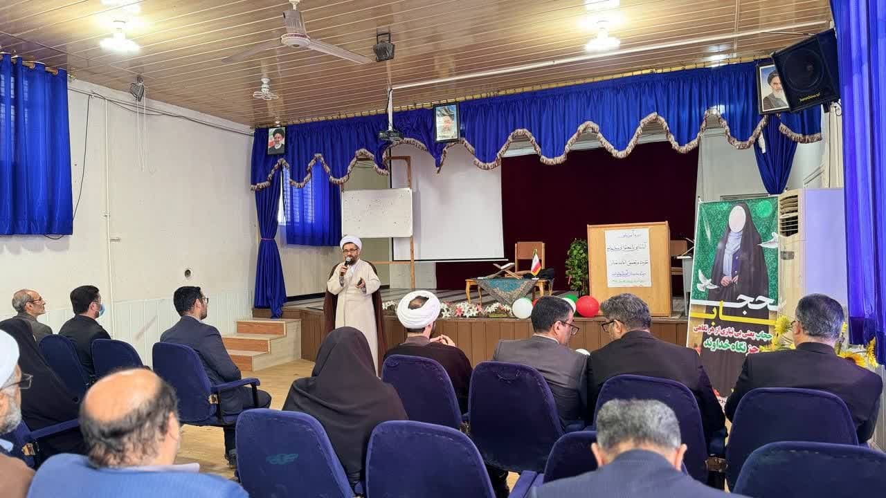 كارگاه آموزشي  ويژه مدرسان خانواده در روز پنجشنبه بيست و ششم بهمن ماه با حضور  اساتيد اعزامي ازمركز تخصصي نماز قم در هر يك از شهرستانهاي قائمشهر و نور با 40 نفر از مديران و مربيان برگزار شد.