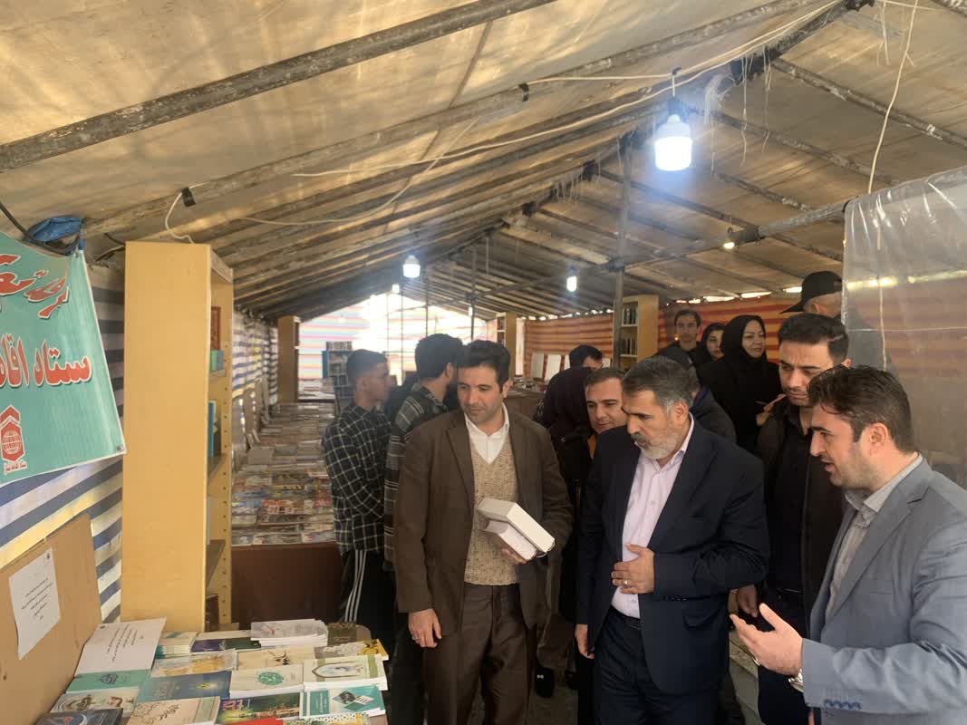 فرماندار سنندج از غرفه محصولات آموزشی ستاد اقامه نماز استان کردستان بازدید کرد