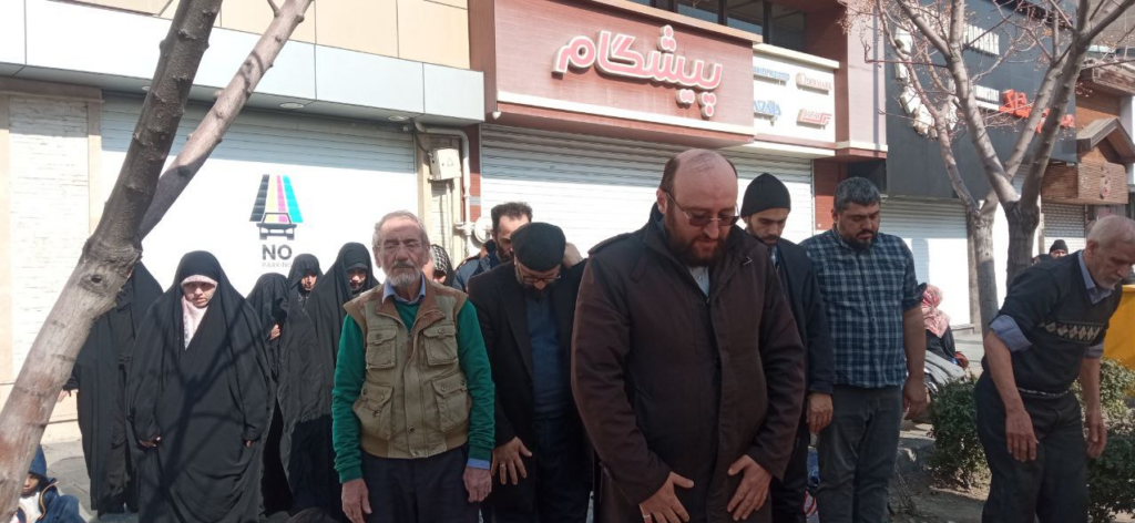 اقامه نماز ظهر در حاشیه جشن 45 سالگی انقلاب