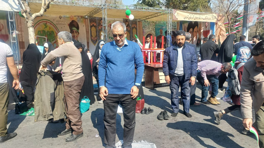 اقامه نماز ظهر در حاشیه جشن 45 سالگی انقلاب