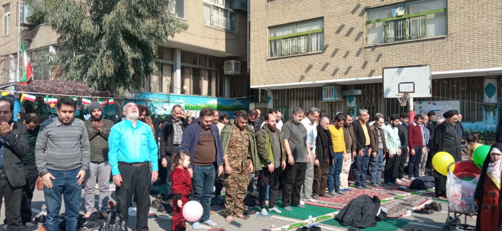 اقامه نماز ظهر در حاشیه جشن 45 سالگی انقلاب