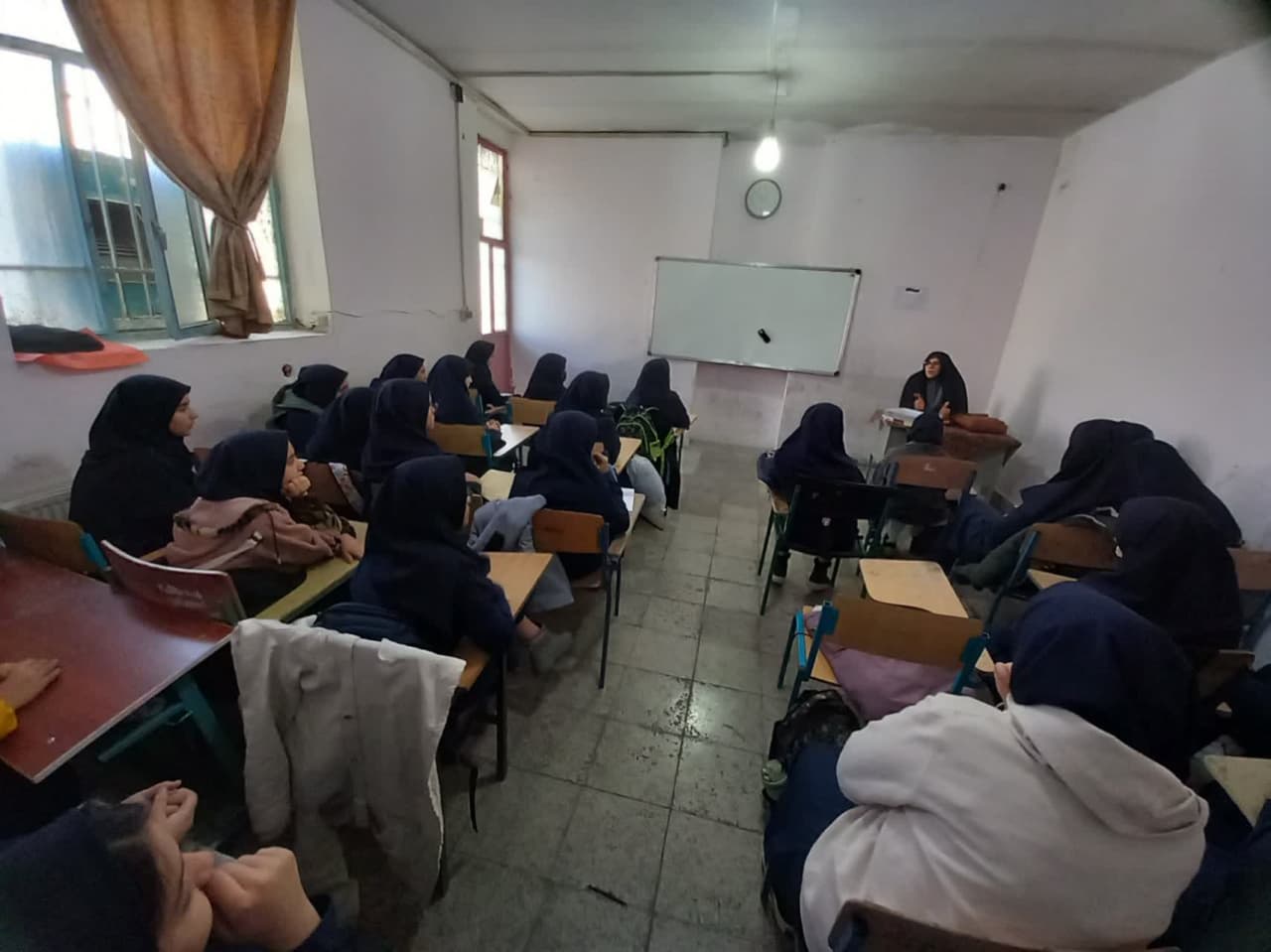 نشست اهمیت نماز و آثار آن در زندگی در مدرسه رضوان شهرستان ساوه برگزار شد