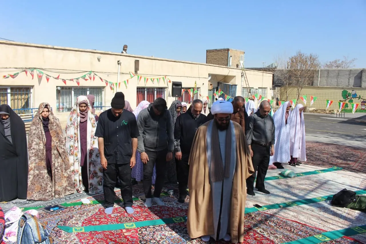 نماز جماعت ظهر و عصر در مدرسه یاس نبی شهرستان اراک برگزار شد