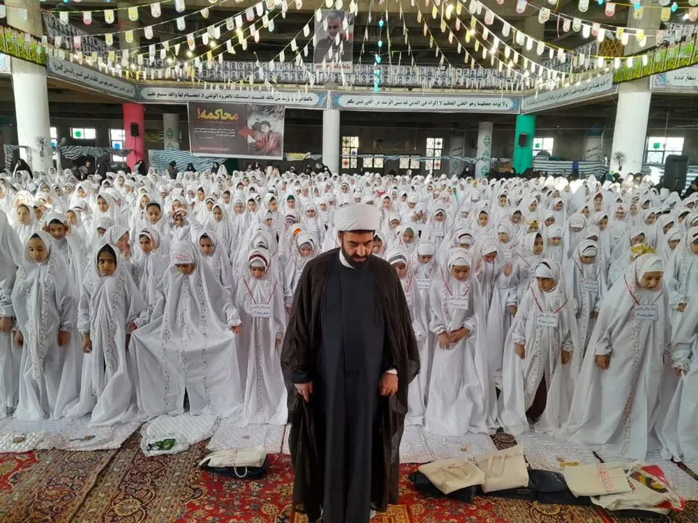 برگزاری جشن تکلیف دانش آموزی هزار نفره در شهرستان نورآباد