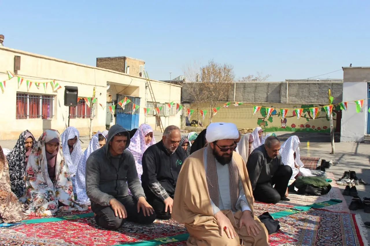 نماز جماعت ظهر و عصر در مدرسه یاس نبی شهرستان اراک برگزار شد