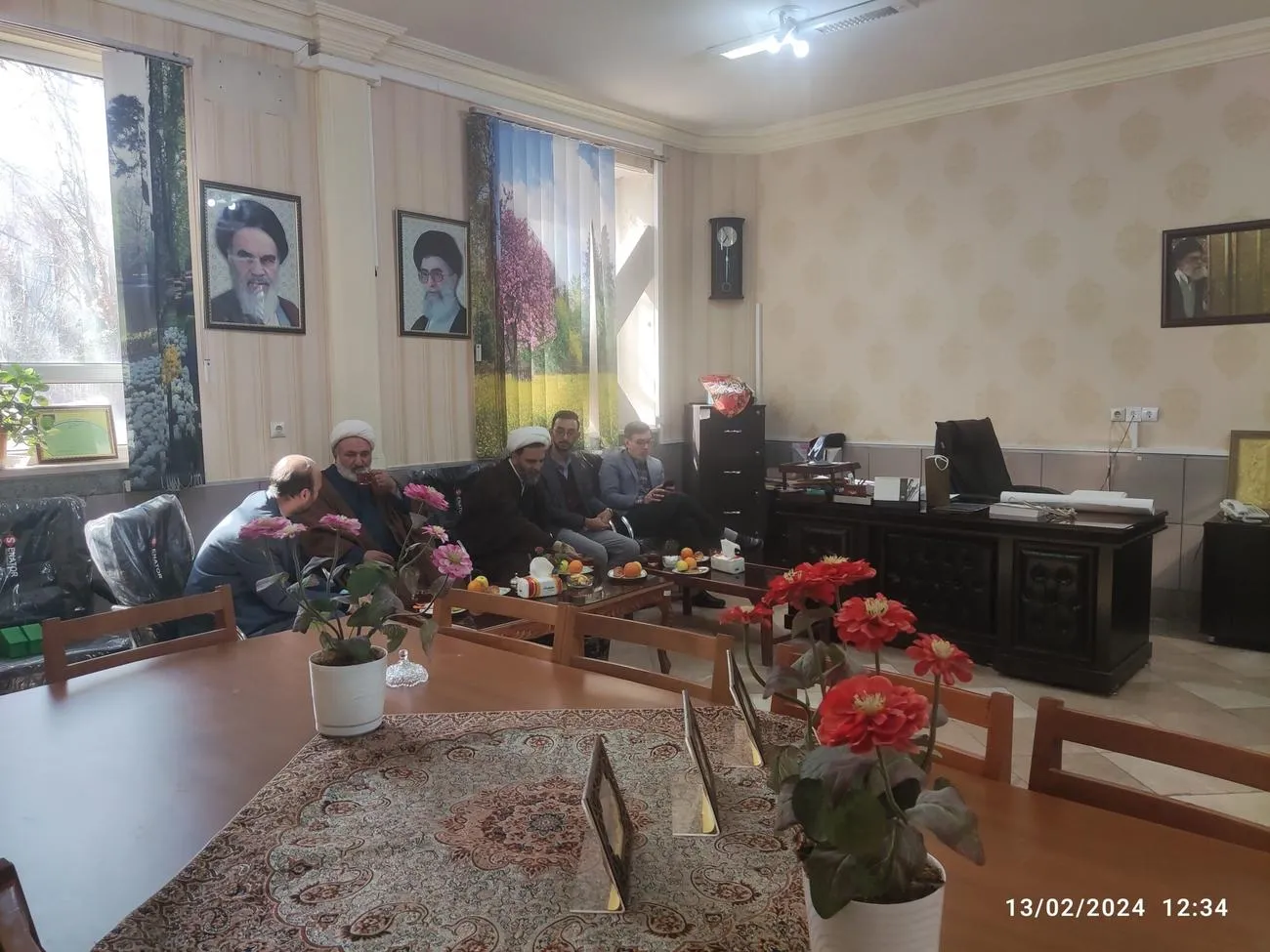 مدیر کل اوقاف و امور خیریه خراسان رضوی از نمازخانه دبیرستان دخترانه بازدید و در نمازجماعت شرکت کرد
