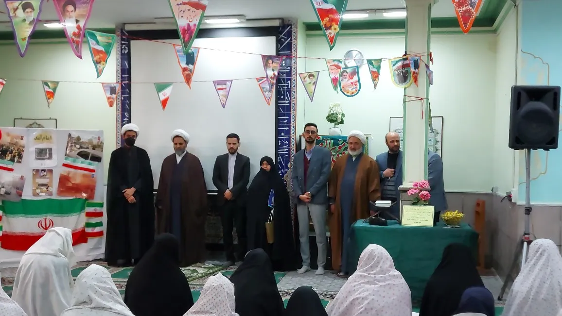 مدیر کل اوقاف و امور خیریه خراسان رضوی از نمازخانه دبیرستان دخترانه بازدید و در نمازجماعت شرکت کرد