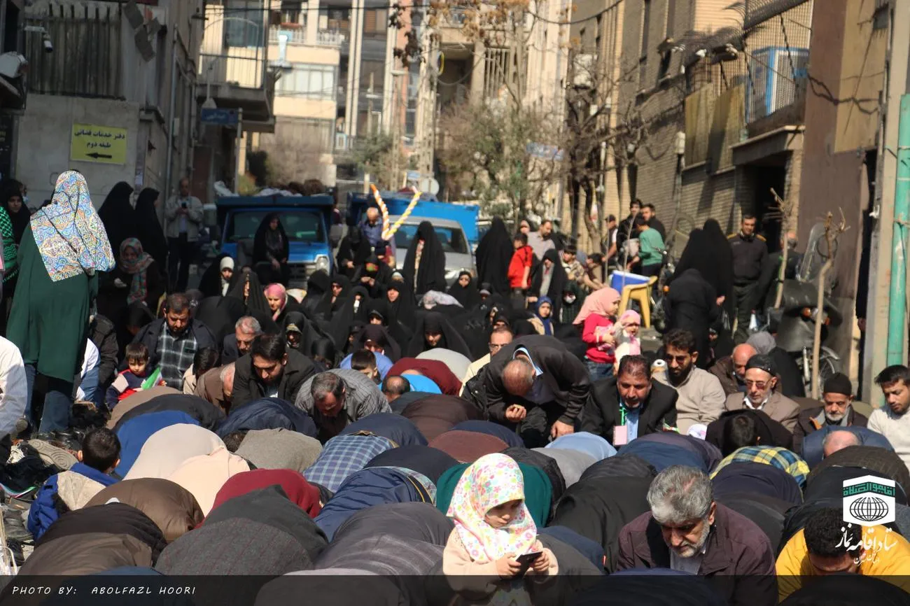 برپایی نماز اول وقت در چهل و پنجمین سالگرد پیروزی شکوهمند انقلاب اسلامی