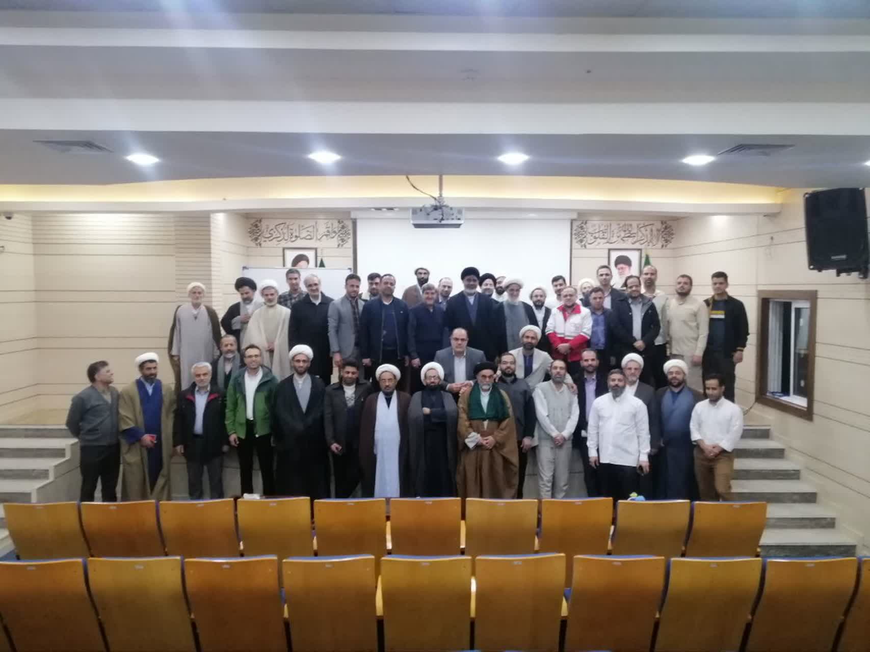 دوره آموزشی دبیران و ائمه جماعات دستگاه های اجرایی استان یزد در مشهد مقدس