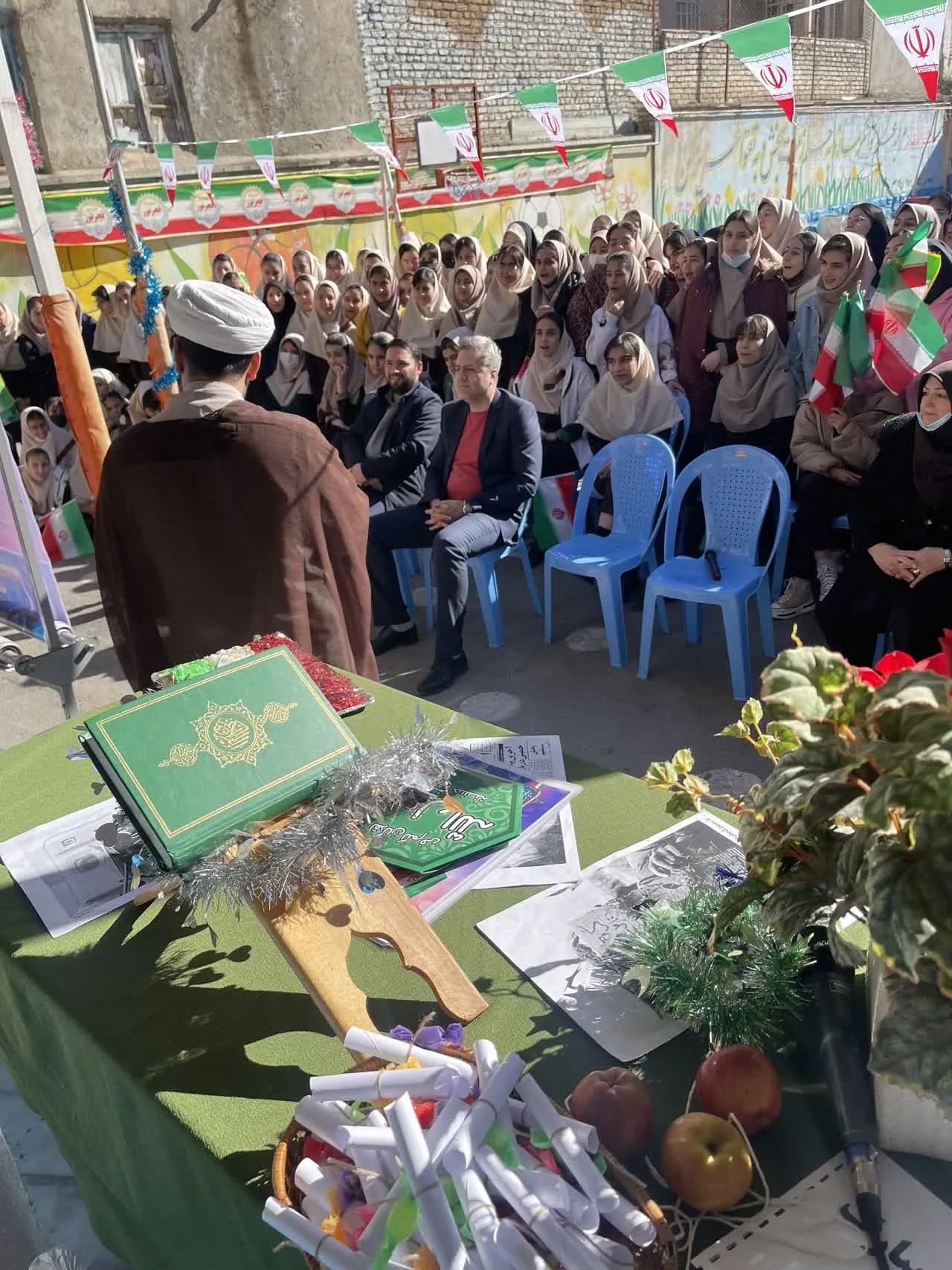 دبیرستان سارا ارومیه با همکاری ستاد اقامه نماز، برنامه‌ ویژه دهه فجر، نماز و انقلاب را برگزار کرد