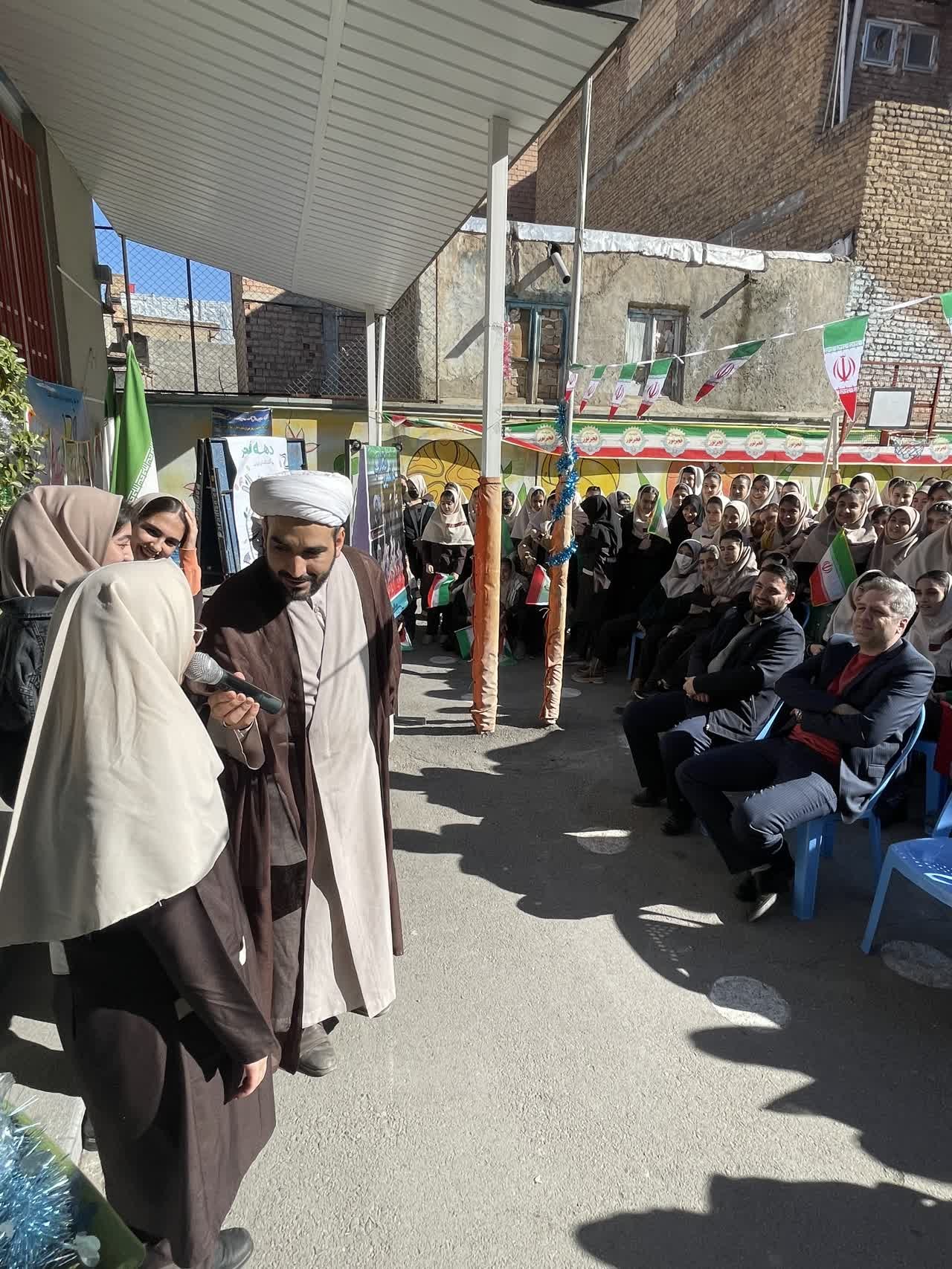 دبیرستان سارا ارومیه با همکاری ستاد اقامه نماز، برنامه‌ ویژه دهه فجر، نماز و انقلاب را برگزار کرد