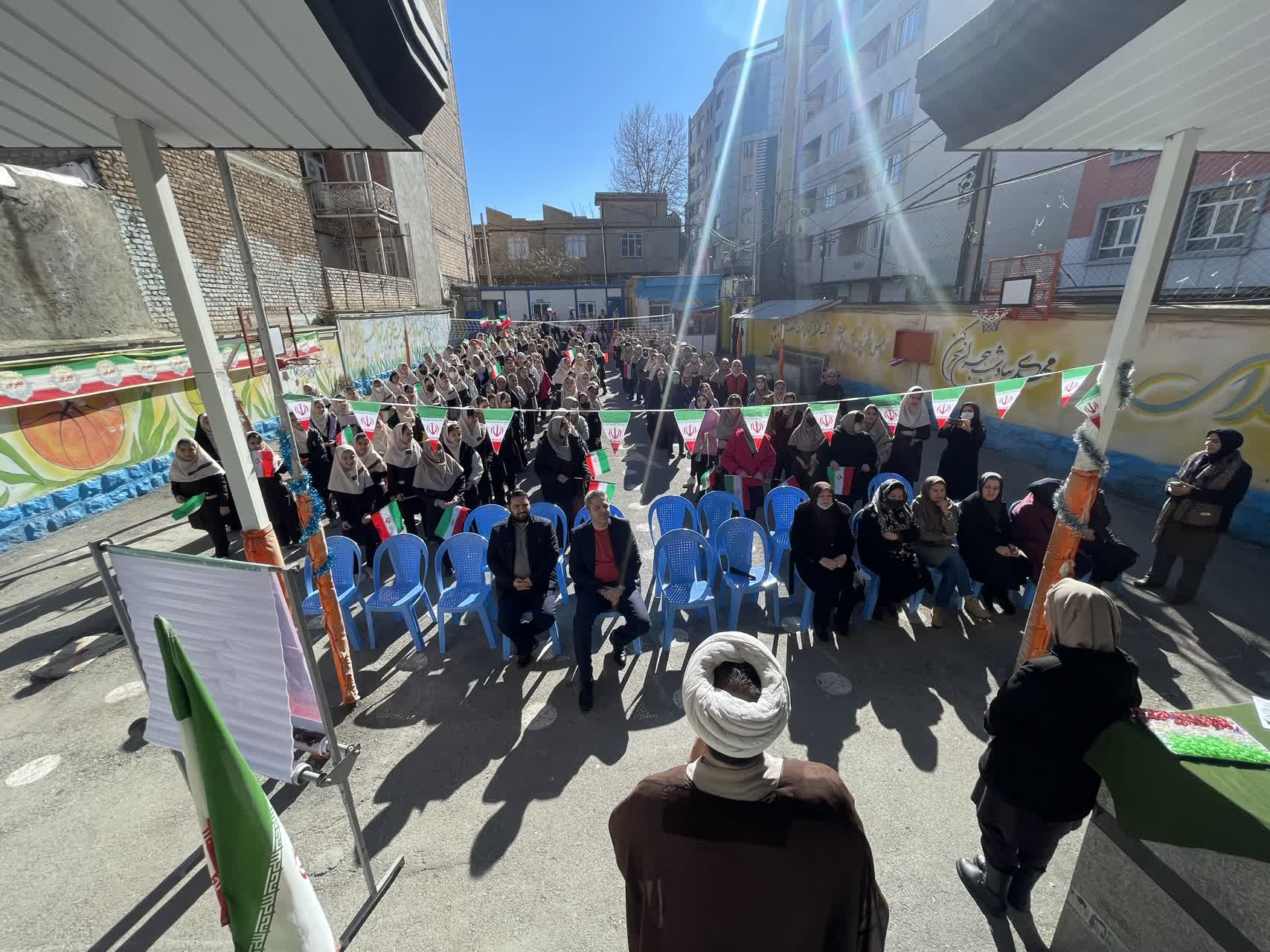 دبیرستان سارا ارومیه با همکاری ستاد اقامه نماز، برنامه ویژه دهه فجر، نماز و انقلاب را برگزار کرد