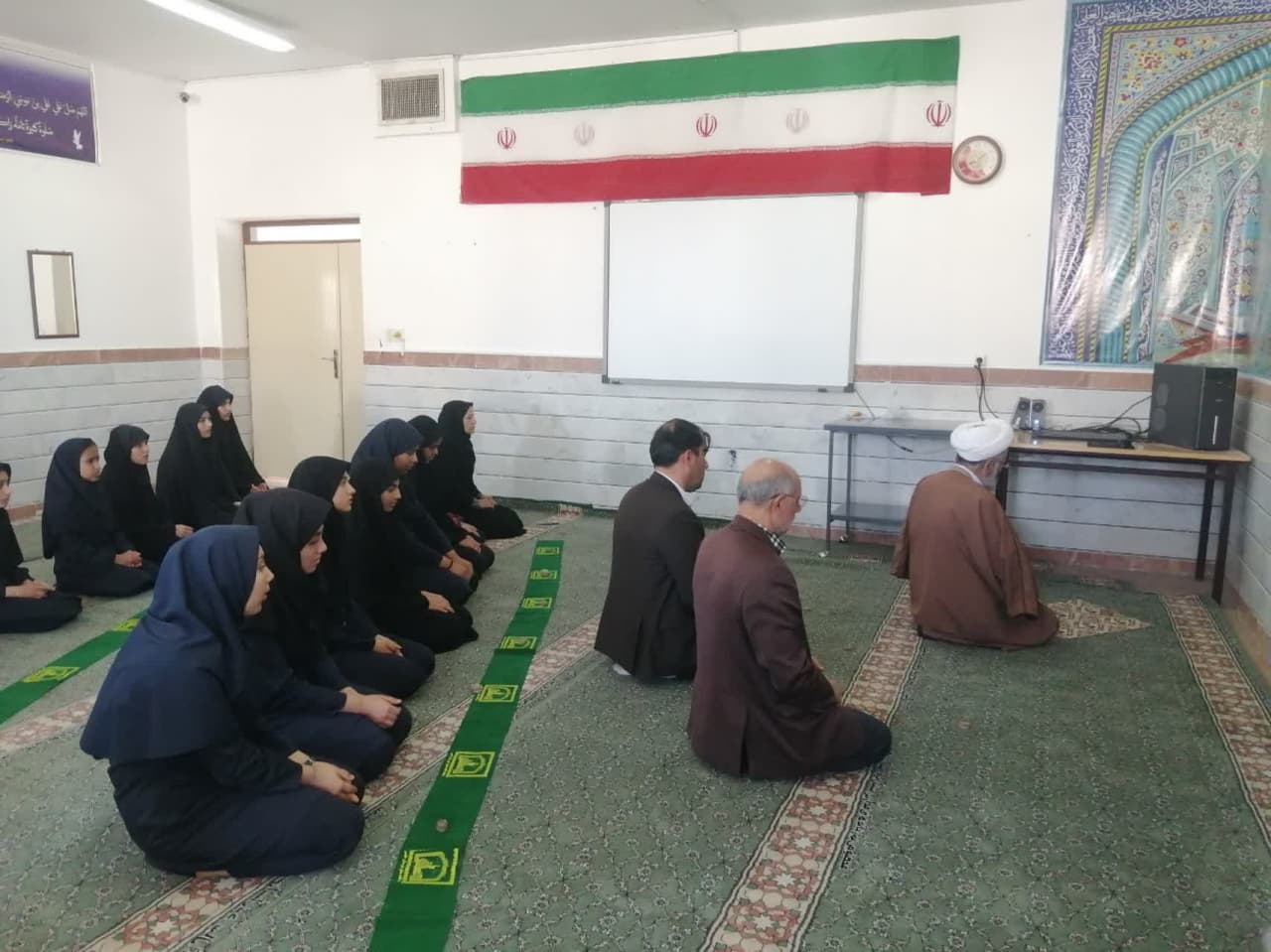 برگزاری گفتمانی دینی با موضوع نماز در دبیرستان 15 خرداد شهرستان طبس