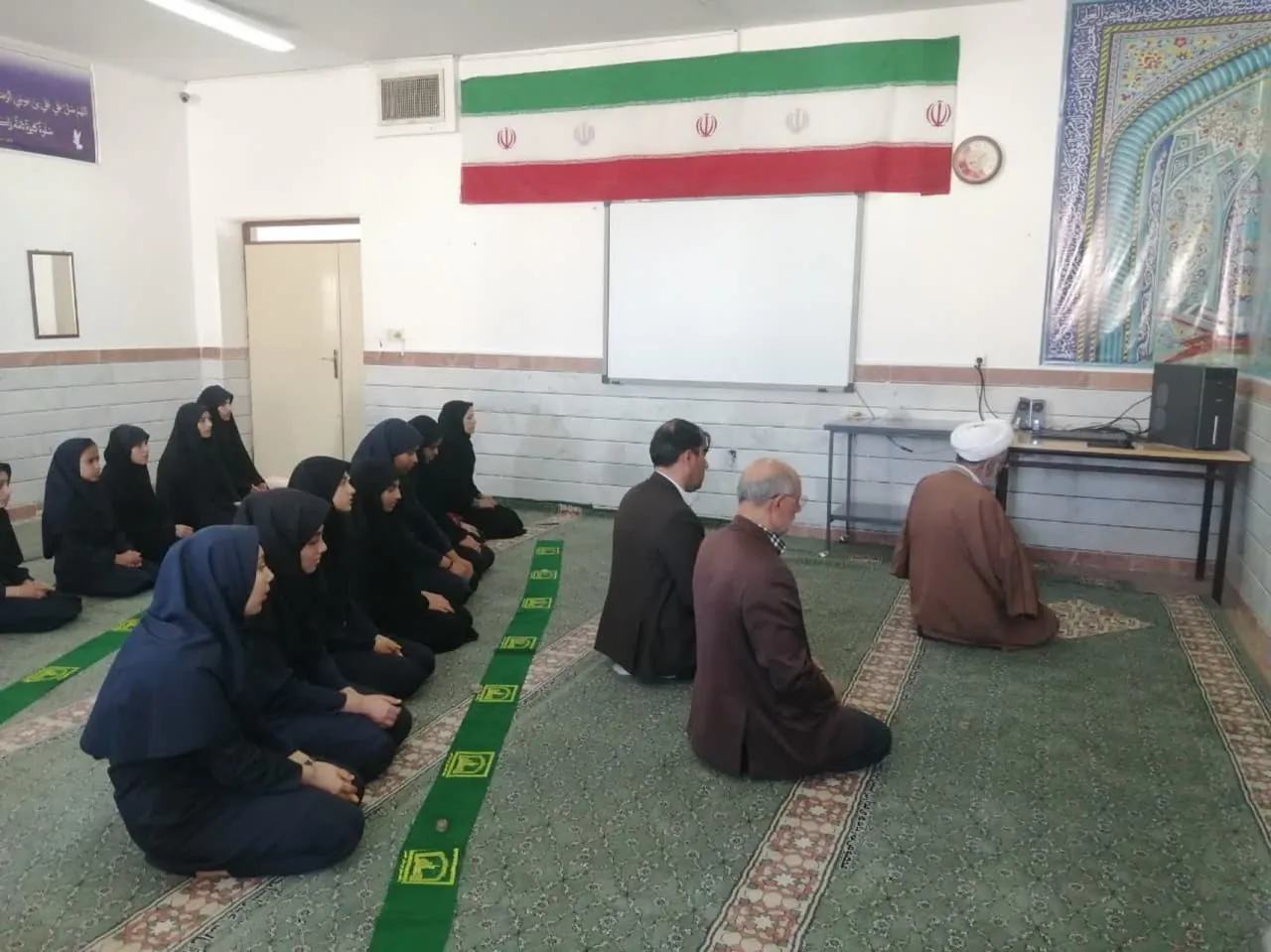 برگزاری گفتمانی دینی با موضوع نماز در دبیرستان 15 خرداد شهرستان طبس