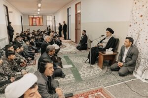 اقامه نماز جماعت دانش آموزی با حضور نماینده ولی فقیه گلستان