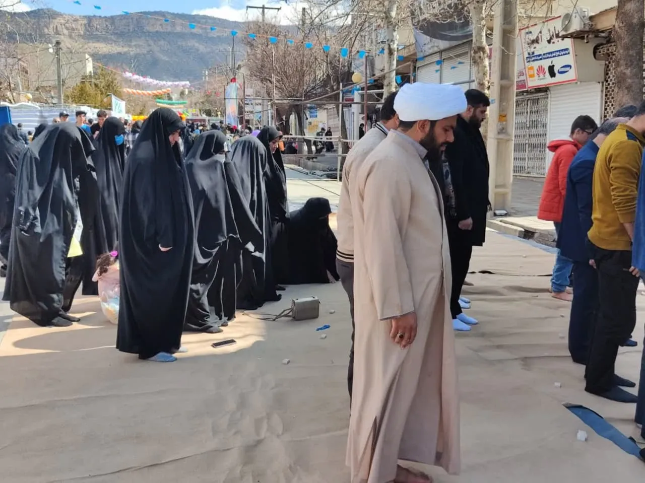 اقامه نماز در مراسم باشکوه نیمه شعبان استان ایلام