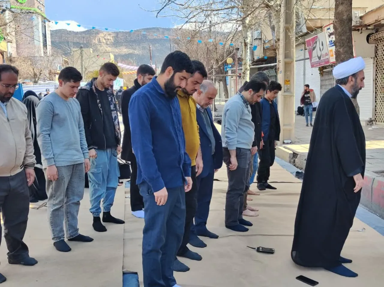 اقامه نماز در مراسم باشکوه نیمه شعبان استان ایلام