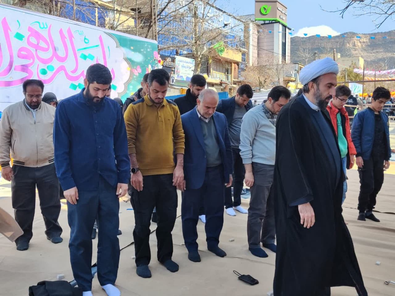 اقامه نماز در مراسم باشکوه نیمه شعبان استان ایلام