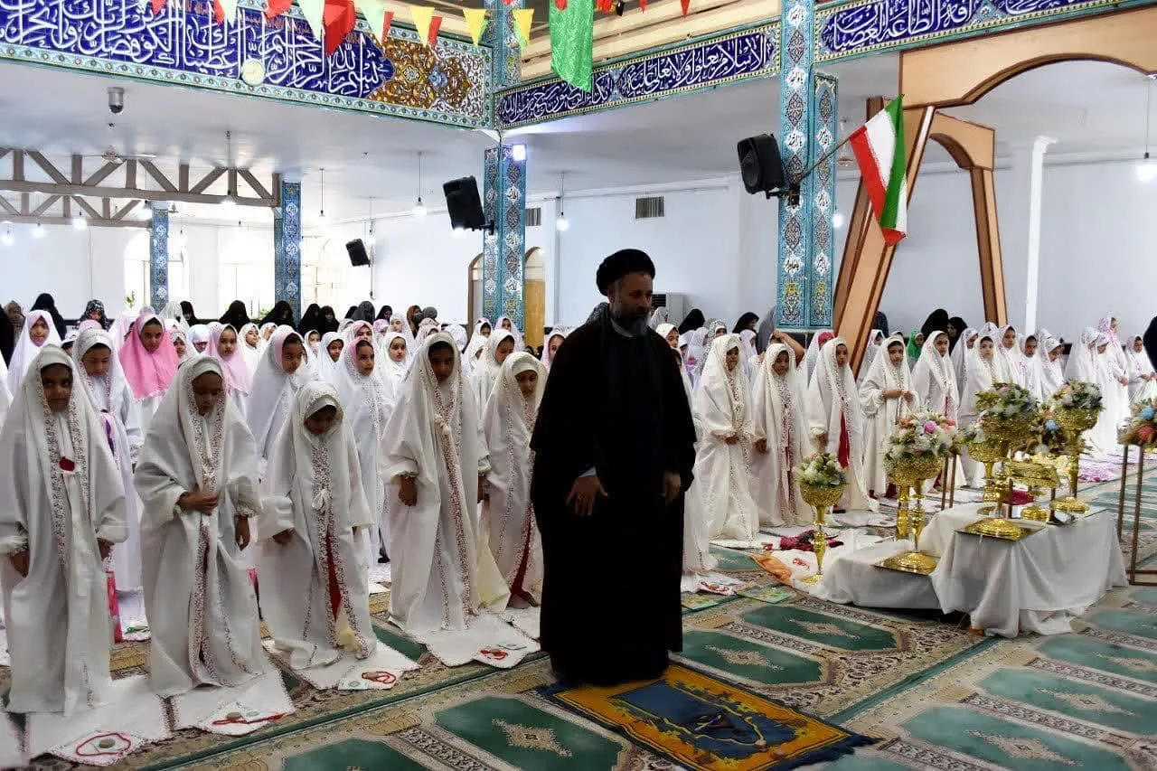 به گزارش روابط عمومی ستاد اقامه نماز استان کرمانشاه، در روز شنبه مورخه پنجم اسفند ماه 402 مراسم معنوی جشن تکلیف دانش آموزان دختر با حضور حجت الاسلام موسوی امام جمعه، مسئولین ادارات ، رئیس ، معاون پرورشی وکارشناسان آموزش و پرورش و دبیر ستاد اقامه نماز در محل مسجد جامع گیلانغرب برگزار گردید. حجت الاسلام و المسلمین سید عباس موسوی امام جمعه گیلانغرب ، در این مراسم معنوی گفت: جشن تکلیف در حقیقت، جشن شکرگزاری دختران نوجوان مسلمان که از آن روز مکلف به رعایت و انجام دستورات الهی می شوند و چه نعمتی بالاتر از حس بندگی خالصانه در برابر خداوند متعال است. حاج آقا موسوی خاطرنشان کرد: یکی از تکالیف الهی که بعد از مکلف شدن بر هر مسلمانی واجب می شود، اقامه نماز است لذا نماز بهترین وسیله برای ارتباط با خداوند متعال بوده و این فریضه الهی انسان را در مسیر حق پرورش داده و هدایت می کند. موسوی گفت: امروز این دانش آموزان مکلف، همچون فرشتگان زمینی، جشنی برای تجلی خداپرستی خود برپا کرده اند. حجت الاسلام موسوی تصریح کرد: اگر هر انسان مکلفی از همان آغازین ساعات رسیدن به سن تکلیف در انجام دستورات و تکالیف الهی تلاش کند و بر این مهم همتی مضاعف گمارد، در زندگانی خود هیچ گاه اسیر هوای نفس نخواهد شد. امام جمعه گیلانغرب اظهار داشت :به تكلیف رسیدن، یك عید است، زیرا از نظر عقلي و جسمي دختران و پسران به حدي رسیده اند كه خداوند به آنان دستور مي دهد و آنها نیز خوشحالند كه خواسته ها و دستورهاي او را اطاعت كنند و بنده شایسته او به حساب آیند. وی افزود :دانش آموزان با برگزاری جشن های گروهی به نام جشن تكلیف، نعمت هاي خدا را گرامي مي دارند و این روز بزرگ را كه در آن به سن تكلیف رسیده اند را به عنوان یك روز پرشكوه و خاطره اي به یادماندني به یاد مي سپارند. قبل از سخنان حاج اقا موسوی ، نورالدین مهدیخانی مدیر آموزش و پرورش رسیدن به سن تکلیف و کسب لیاقت عبادت و بندگی خداوند را به دانش آموزان مکلف و اولیاء گرانقدر آنان تبریک گفته و تصریح کرد :در نظام تربیتی آموزشی ایران اسلامی یكی از اقدامات برای آشنایی نوجوانان با راه ورسم زندگی معنوی برگزاری جشن تكلیف است ، برنامه ای كه آغازگر یك حركت منسجم برای گام برداشتن در مسیر ارزش های دینی و معنوی محسوب می شود. در این مراسم تمامی برنامه های جشن تکلیف از جمله، قرآن ، دکلمه ، سرود شده ام 9 ساله بصورت گروهی ، شعر، پیمان نامه و مجری برنامه توسط خود دانش آموزان مکلف به نحو شایسته ای اجرا گردید.