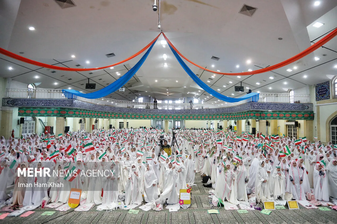 آیین جشن تکلیف ۲۵۰۰ دختر دانش آموزان ناحیه همدان برگزار شد