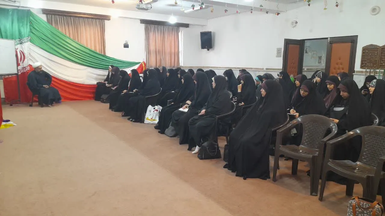 نشست مدیر ستاد اقامه نماز با یاورنمازان طلاب استان