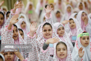 آیین جشن تکلیف ۲۵۰۰ دختر دانش آموزان ناحیه همدان برگزار شد