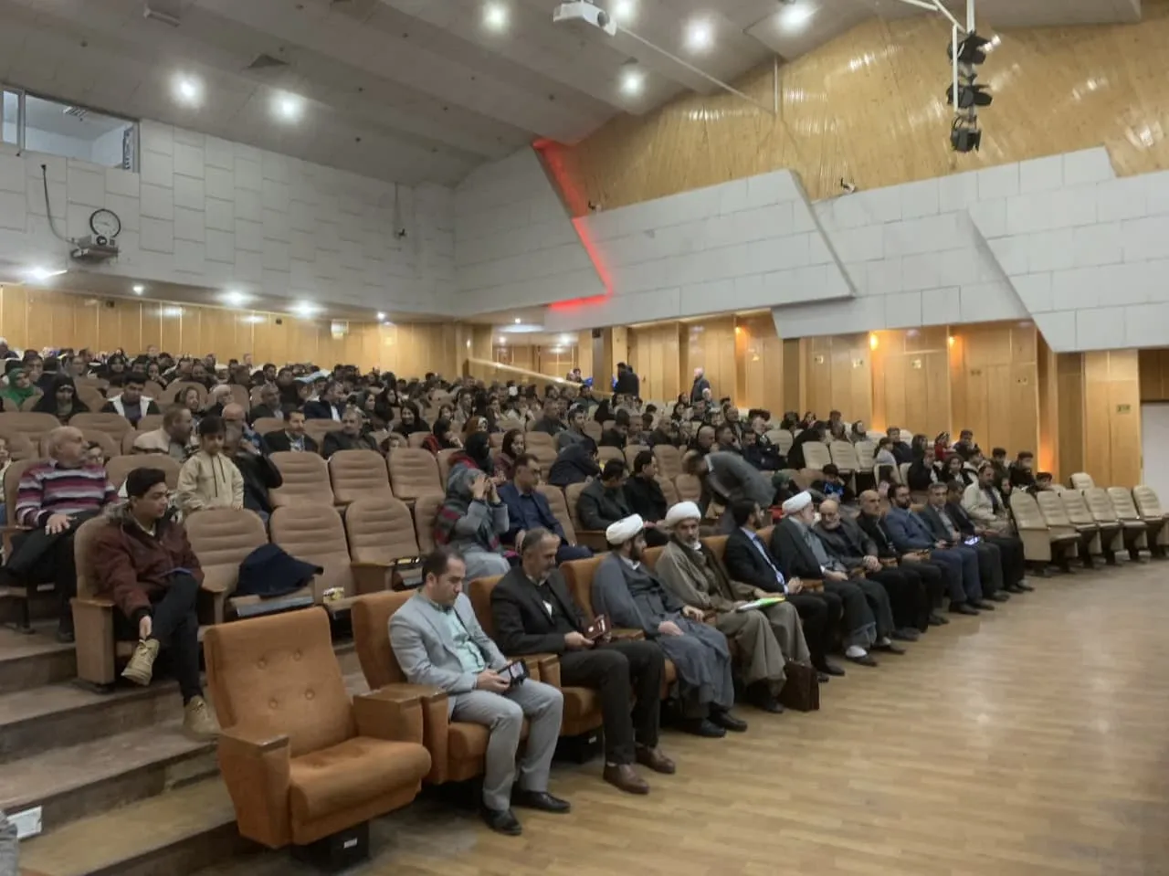 حضور بیش از 300 نفر در همایش شیوه های دعوت به نماز در سنندج