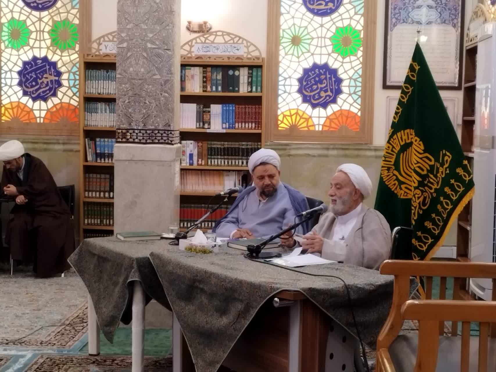 پای منبر قرآن حجتالاسلام و المسلمین قرائتی در حرم مطهر رضوی