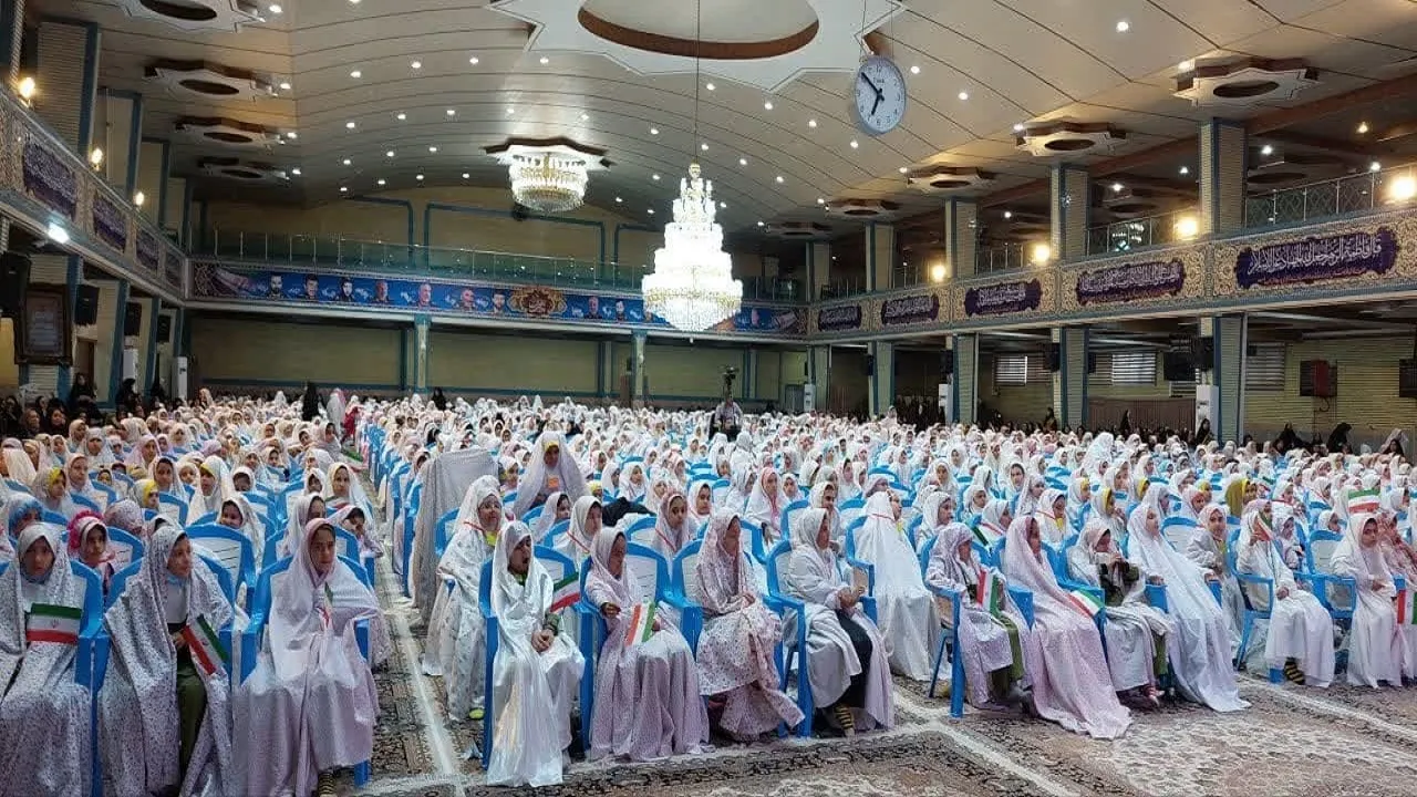 جشن بزرگ فرشتههای روزه اولی در ارومیه با حضور دانشآموزان دختر برگزار شد