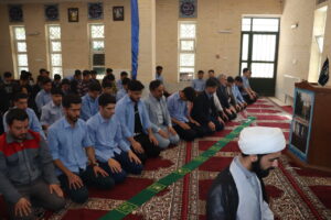 مدیرکل نوسازی و توسعه و تجهیز مدارس در نمازجماعت هنرستان تختی مشهد شرکت کرد