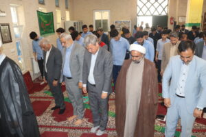 مدیرکل نوسازی و توسعه و تجهیز مدارس در نمازجماعت هنرستان تختی مشهد شرکت کرد
