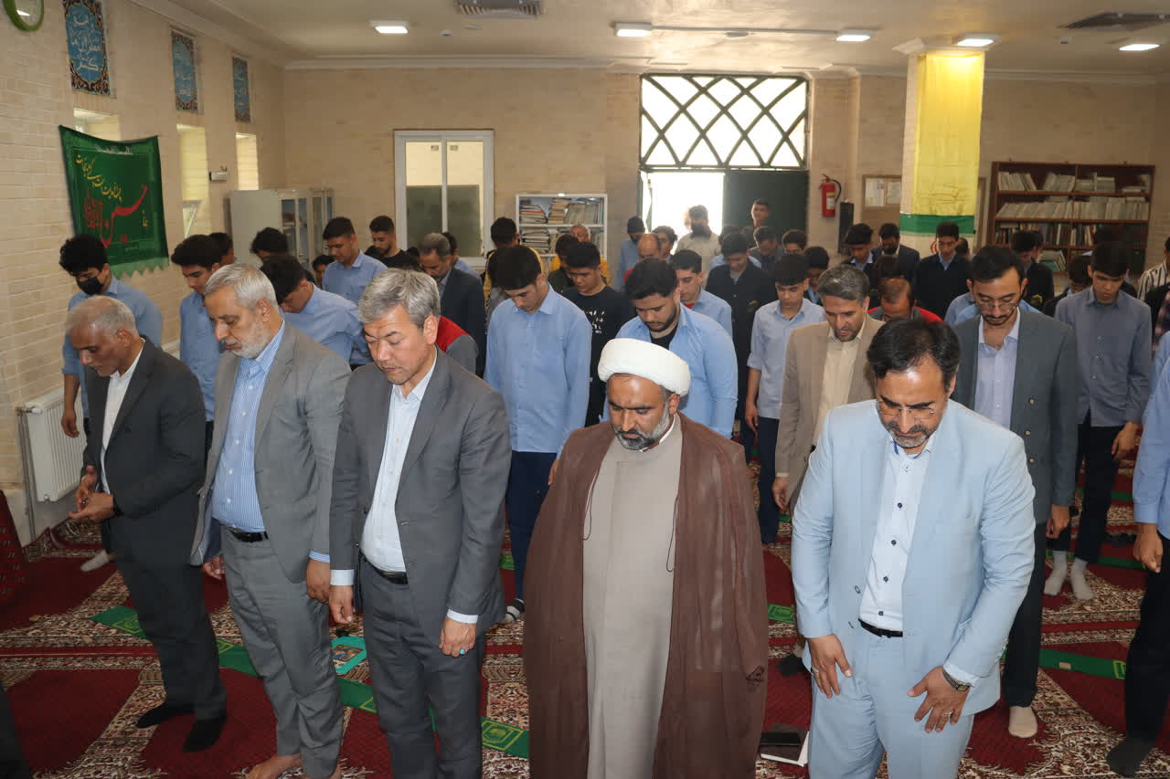 مدیرکل نوسازی و توسعه و تجهیز مدارس در نمازجماعت هنرستان تختی مشهد شرکت کرد