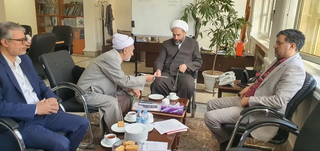 مدیر ستاد اقامه نماز با معاونت فرهنگی، اجتماعی و زیارت استانداری نسبت به مسائل مختلف به بحث و تبادل نظر پرداخت