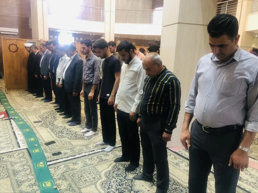 اقامه نماز وحدت بخش ادارات در دانشگاه ولی عصر رفسنجان