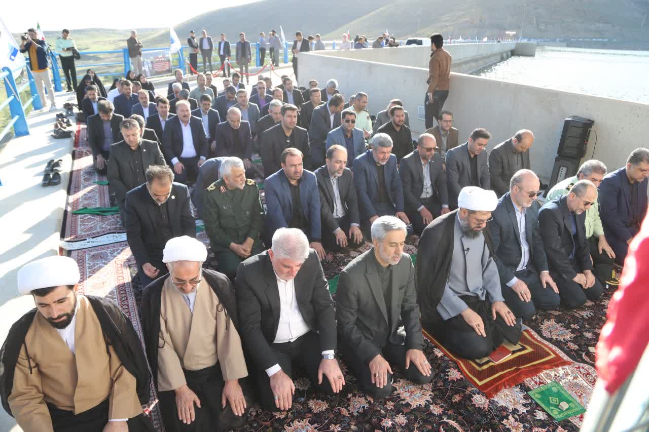 نماز شکرگزاری سرریز شدن سد اکباتان همدان برگزار شد