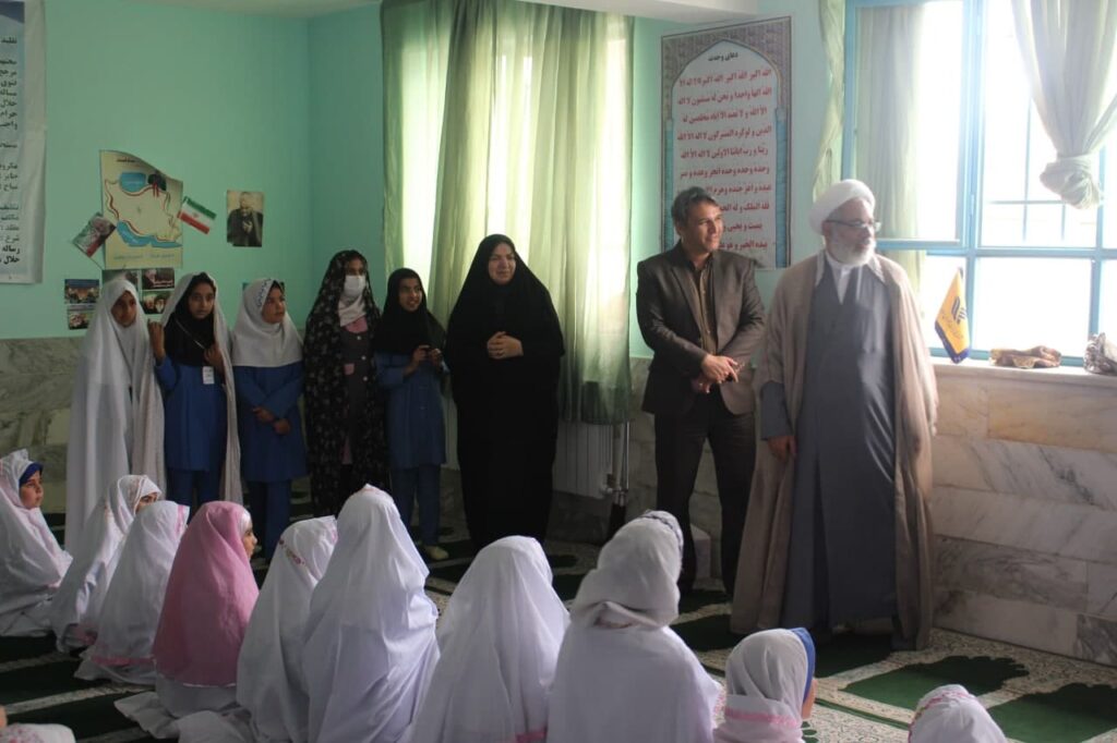 دوشنبه نمازی با حضور مدیر عامل شرکت پست در نماز جماعت دبستان یاسمن