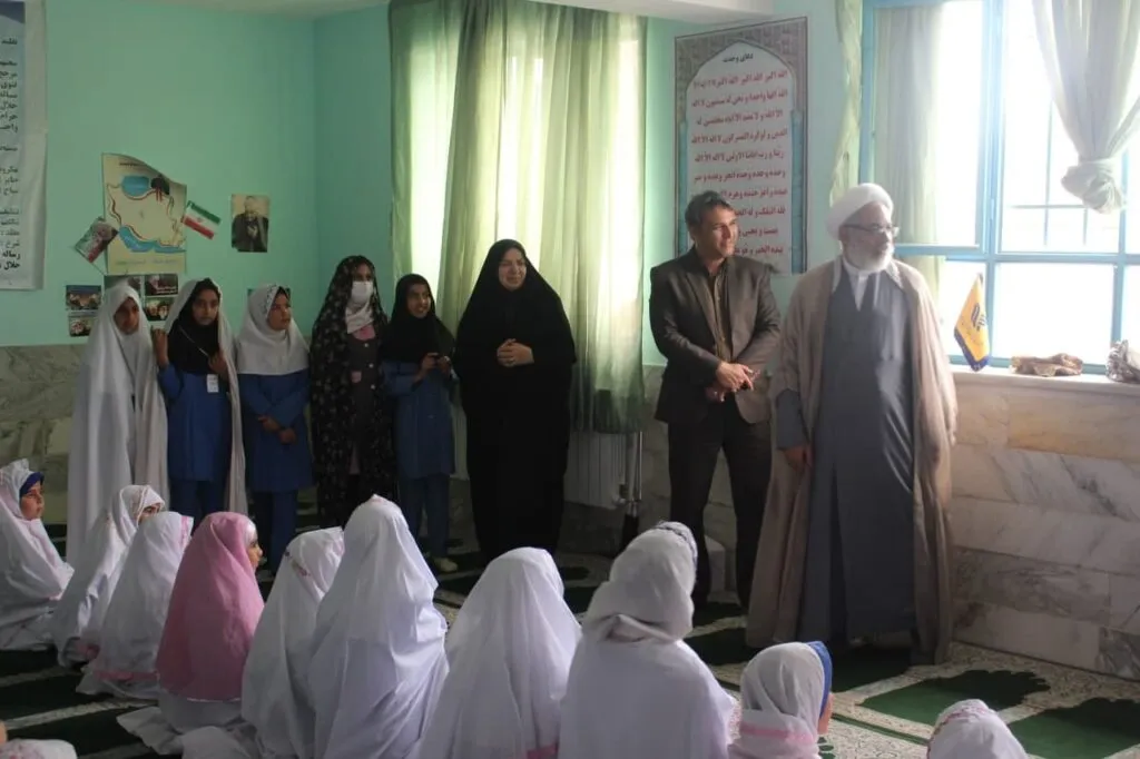 دوشنبه نمازی با حضور مدیر عامل شرکت پست در نماز جماعت دبستان یاسمن