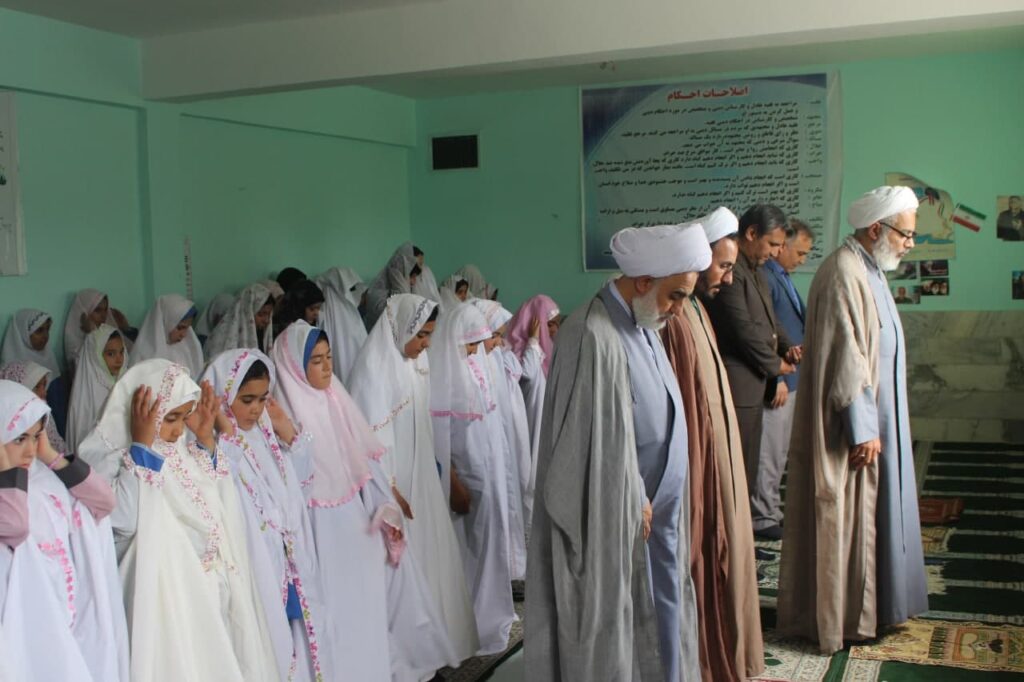 دوشنبه نمازی با حضور مدیر عامل شرکت پست در نماز جماعت دبستان یاسمن