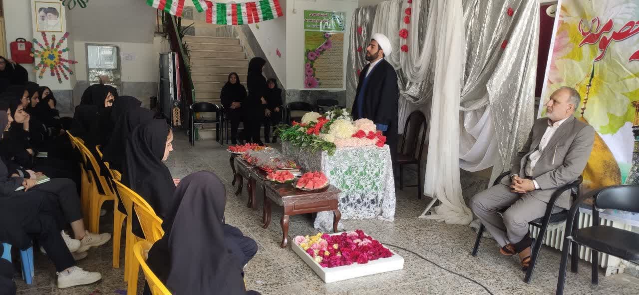 نشست آموزش صحیح خوانی نماز در دبیرستان حضرت زینب(س) شهر بدره برگزار شد