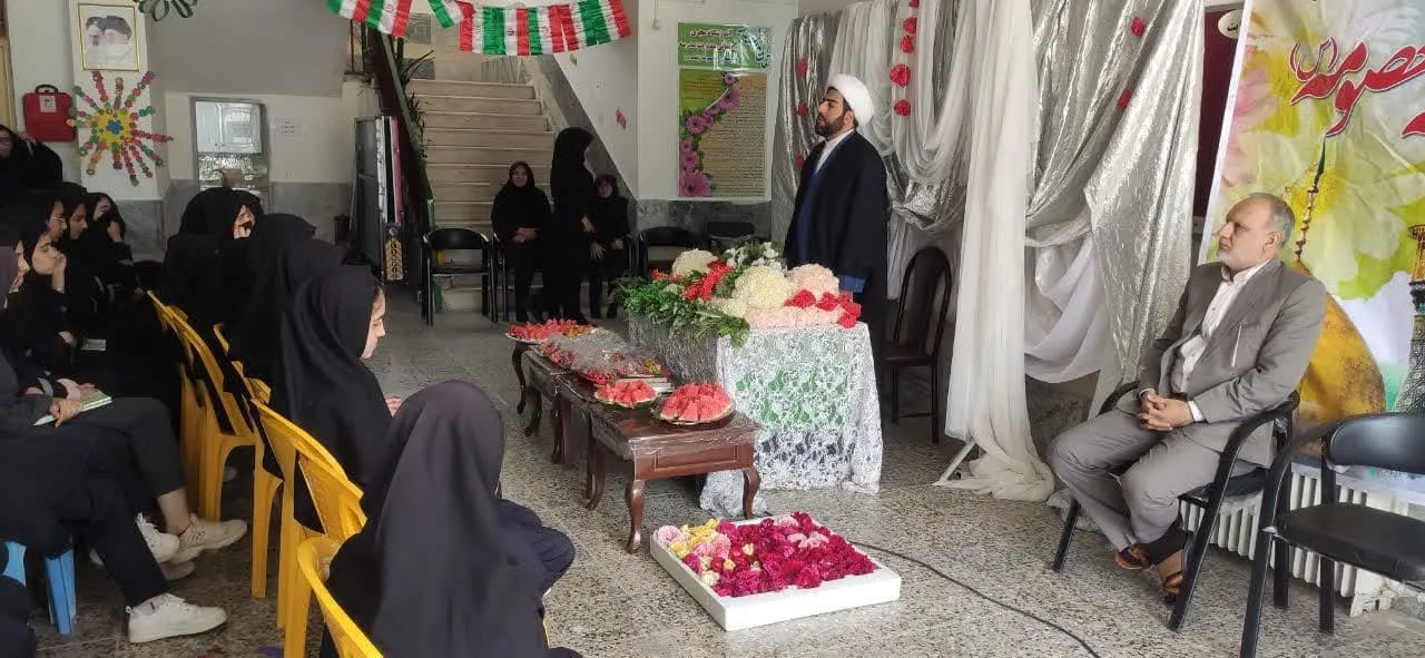 نشست آموزش صحیح خوانی نماز در دبیرستان حضرت زینب(س) شهر بدره برگزار شد