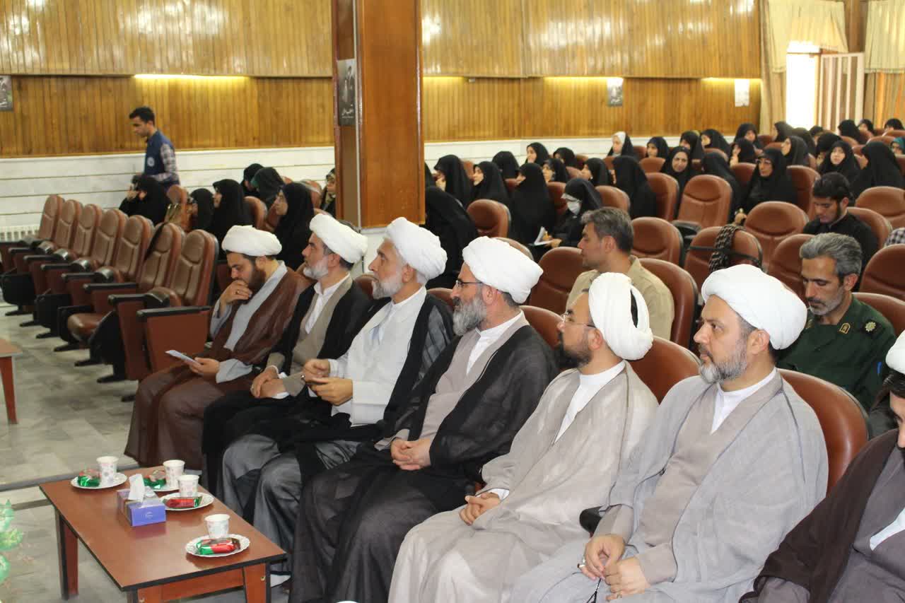 جلسه تجلیل از برگزیدگان طرح امین در مدارس و ائمه جماعت مدارس آموزش پرورش استان سمنان، برگزار شد .