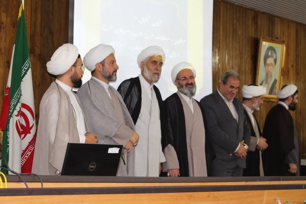 جلسه تجلیل از برگزیدگان طرح امین در مدارس و ائمه جماعت مدارس آموزش پرورش استان سمنان، در روز پنج شنبه دهم خرداد برگزار شد .