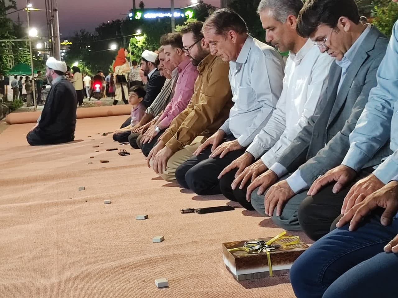 گزارش تصویری | اقامه نماز جماعت در حاشیه جشن بزرگ غدیر ایلام