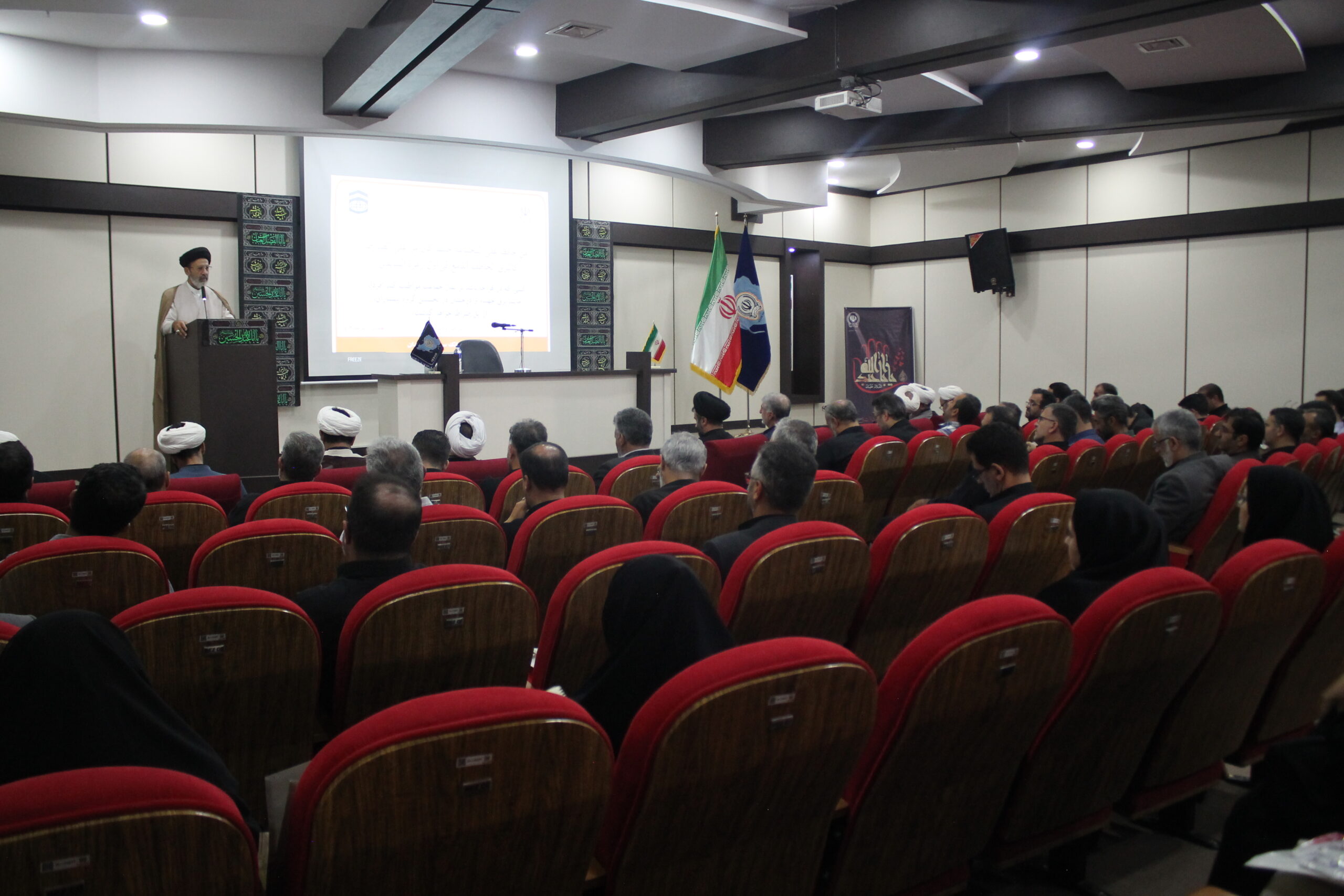 نشست فصلی دبیران اقامه نماز و مهدویت دستگاههای اجرایی استان همدان برگزار شد