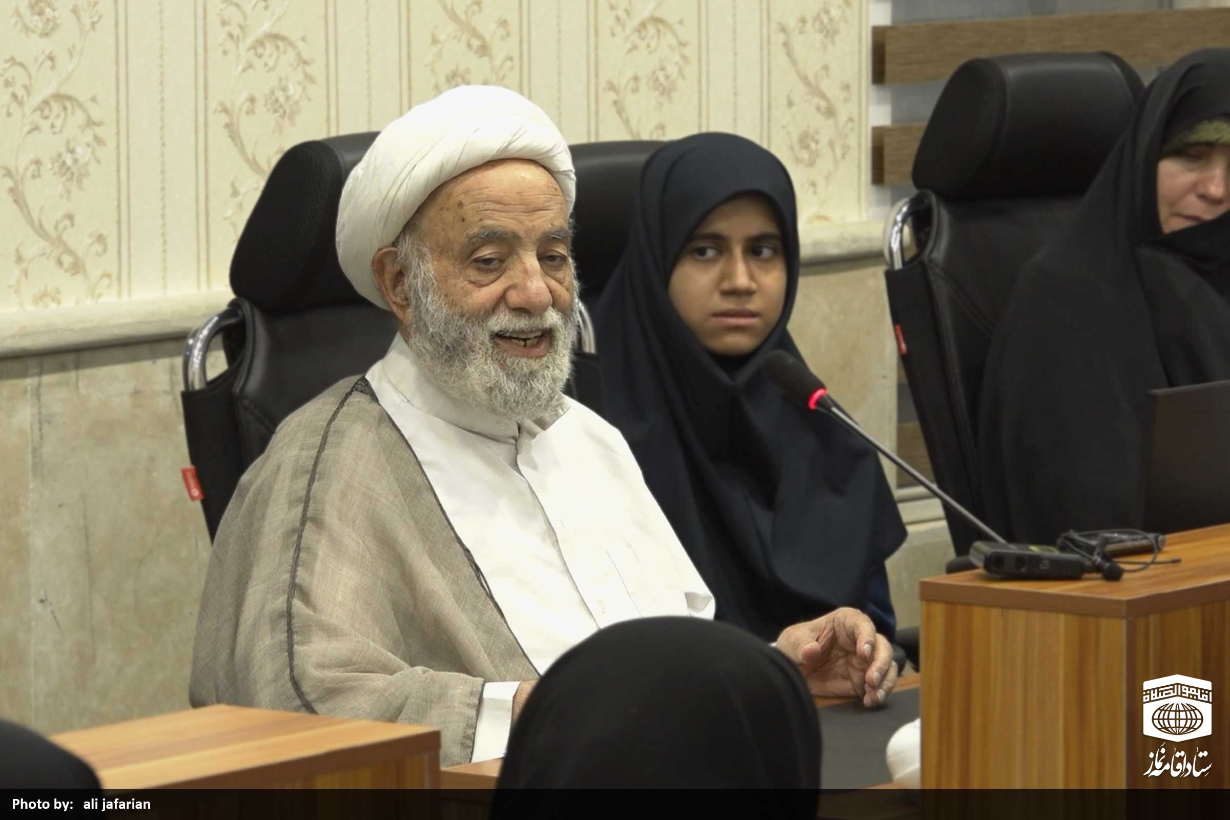 نشست صمیمی دختران دانش آموزان با رئیس ستاد اقامه نماز کشور
