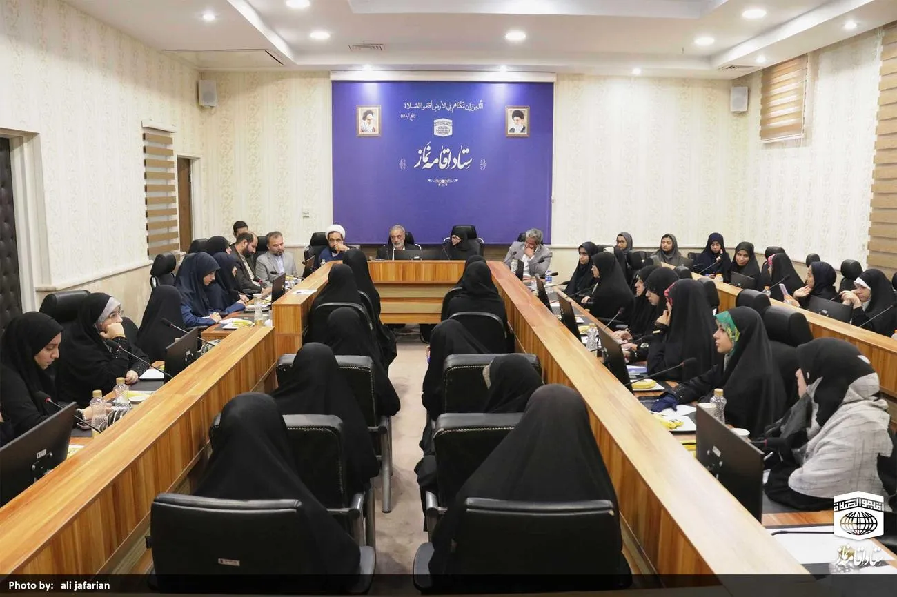 نشست صمیمی دختران دانش آموزان با رئیس ستاد اقامه نماز کشور