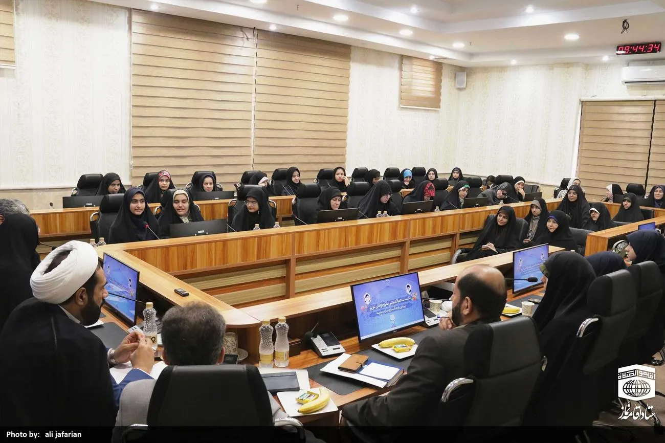 نشست صمیمی دختران دانش آموزان با رئیس ستاد اقامه نماز کشور