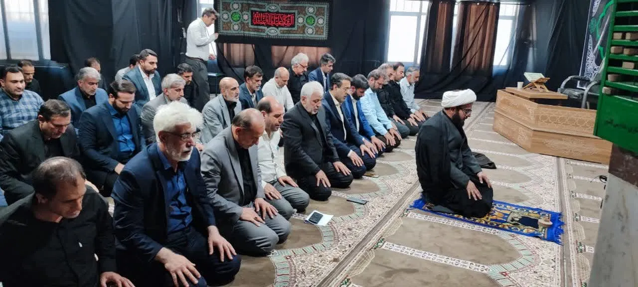 حضور استاندار لرستان در نماز جماعت اداره کل آموزش و پرورش