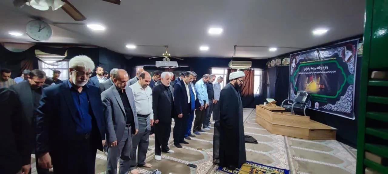 حضور استاندار لرستان در نماز جماعت اداره کل آموزش و پرورش